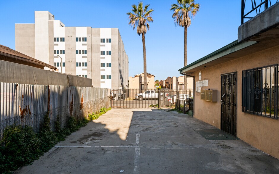 More Photos Of 732 W 76th St, Los Angeles Apartments For Sale