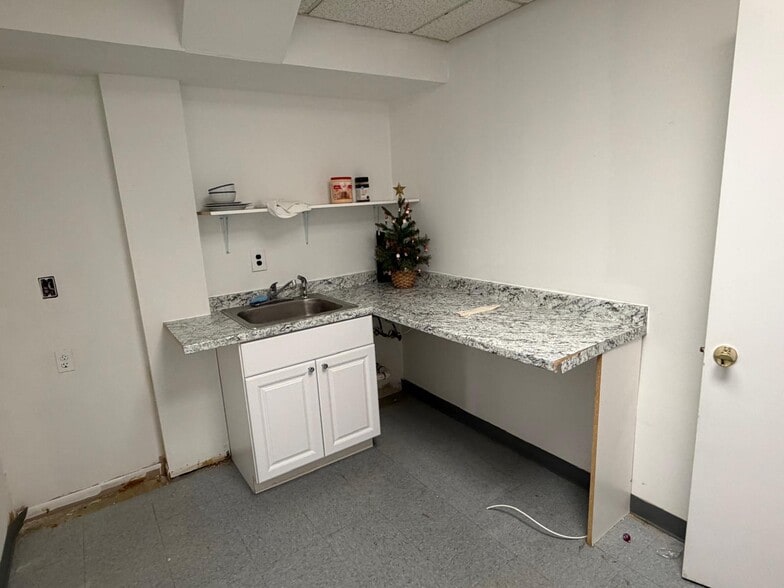 More Photos Of 980 E 12th St, Brooklyn Office For Lease