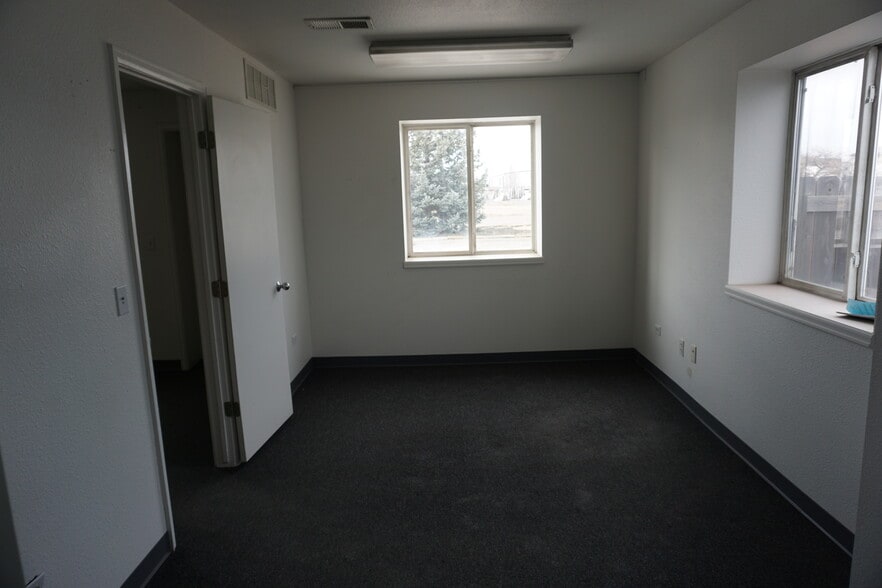 More Photos Of 820 N 9th Ave, Brighton Warehouse For Lease
