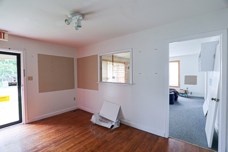 More Photos Of 806 Poplar St, Benton Office For Sale