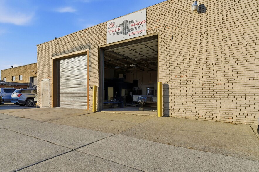 More Photos Of 6737 E Nine Mile Rd, Warren Warehouse For Lease
