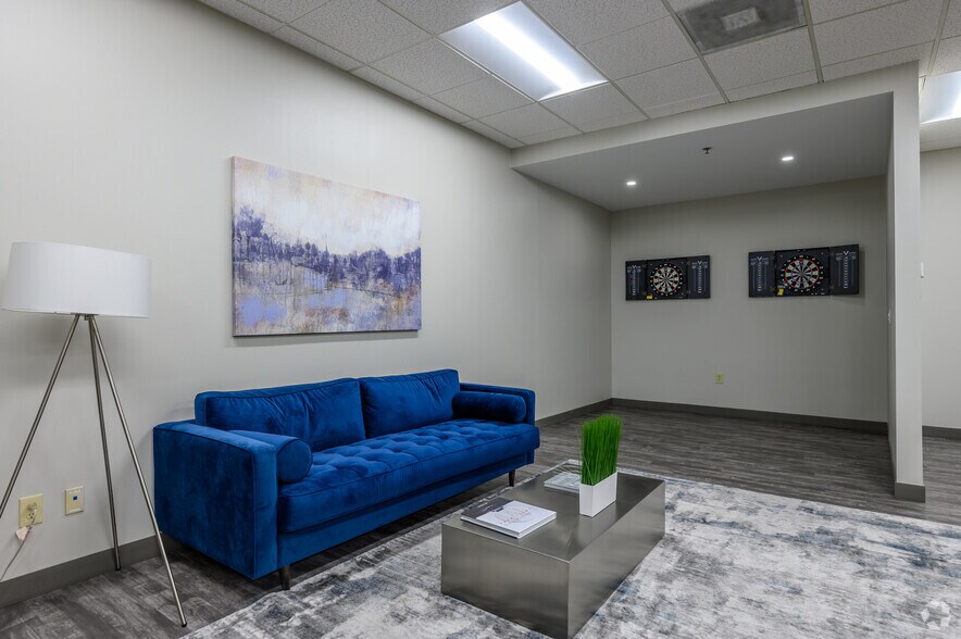 More Photos Of 8111 Lyndon B Johnson Fwy, Dallas Office For Lease