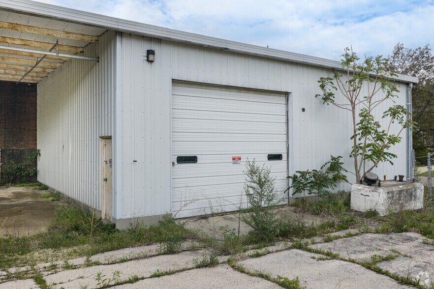 More Photos Of 947 E Clinton St, Freeport Warehouse For Sale