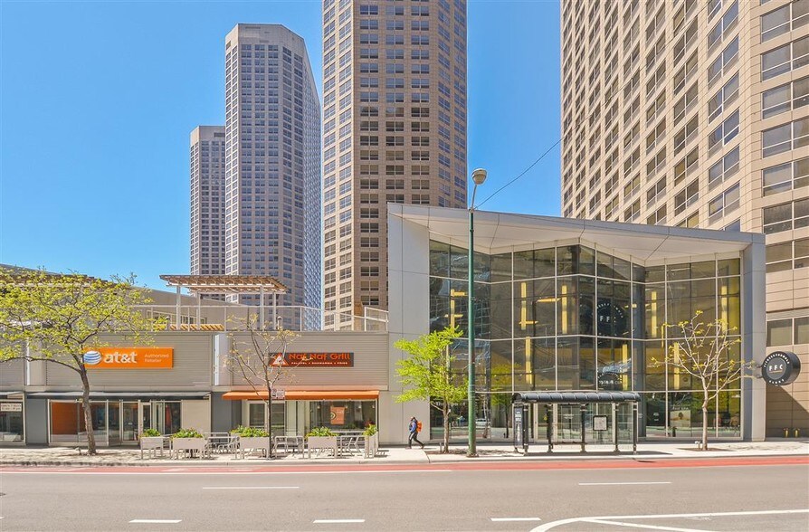 More Photos Of 555 W Madison St, Chicago Apartments For Lease