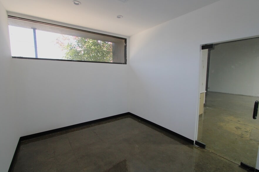 More Photos Of 2124-2134 Floyd St, Burbank Warehouse For Lease