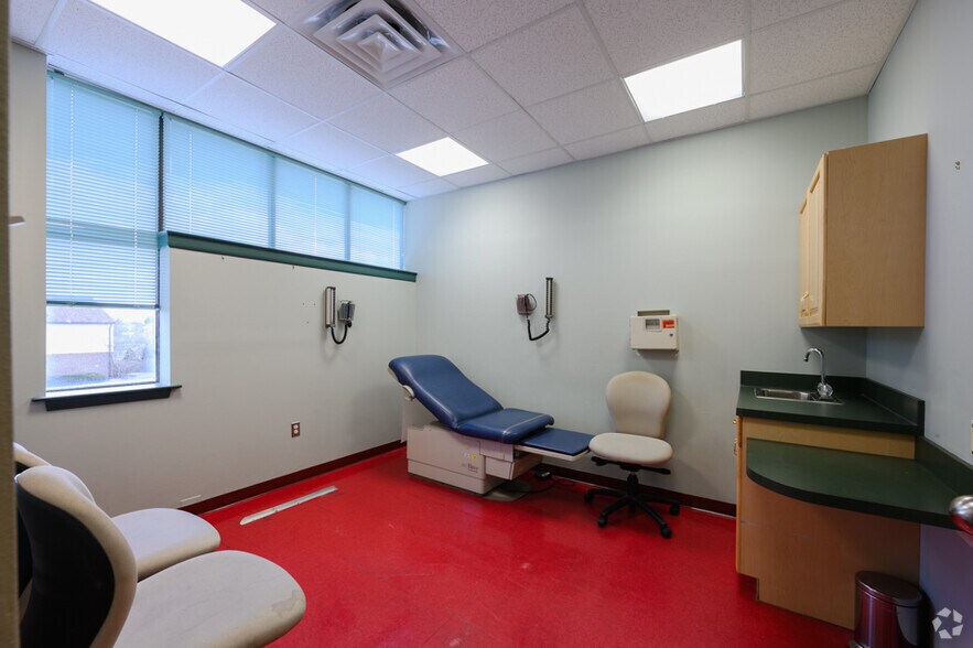 More Photos Of 1999 Sproul Rd, Broomall Medical For Lease