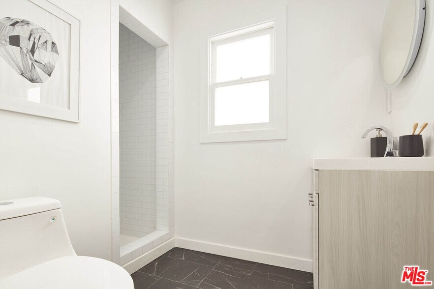 More Photos Of 2818 Abbot Kinney Blvd, Venice Apartments For Sale