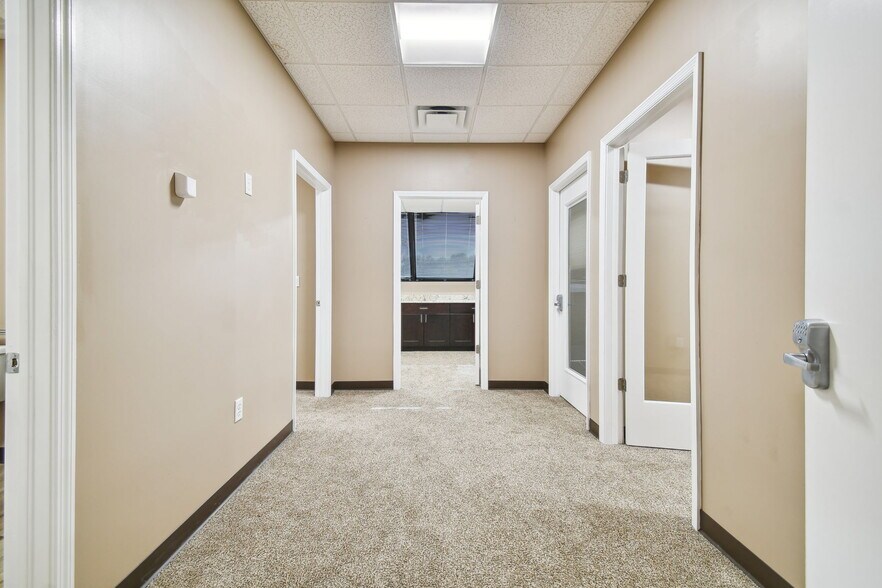 More Photos Of 6740 Crosswinds Dr, Saint Petersburg Coworking Space