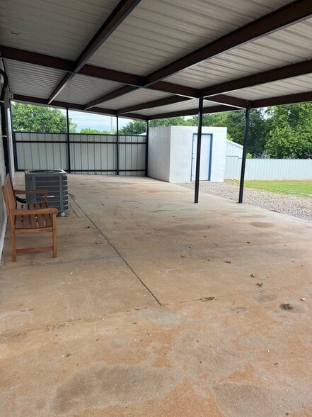 More Photos Of 3775 NW 32nd St, Newcastle Office For Sale