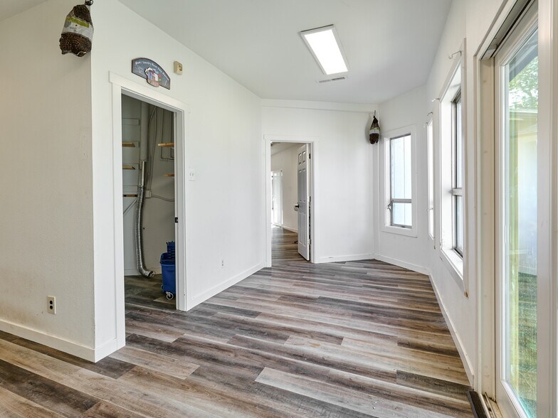 More Photos Of 1480 NE Laurel Ave, Woodburn Office For Sale