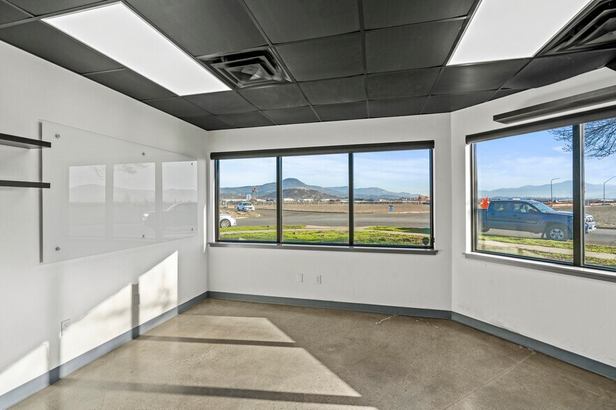 More Photos Of 4731 Industry Dr, Medford Light Manufacturing For Lease