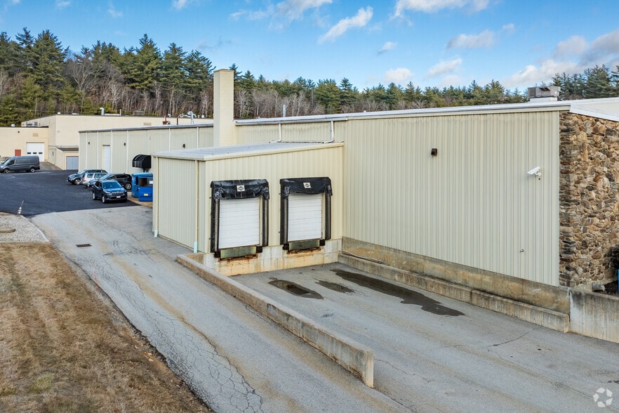 More Photos Of 660 Main St, Sturbridge Warehouse For Lease