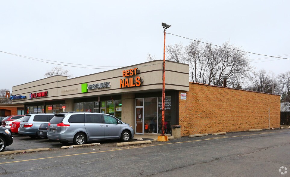 More Photos Of 2304-2312 Grand Ave, Waukegan Storefront For Sale