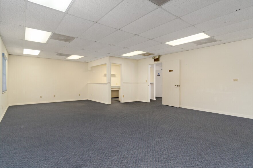 More Photos Of 300 S Line Ave, Inverness Medical For Sale