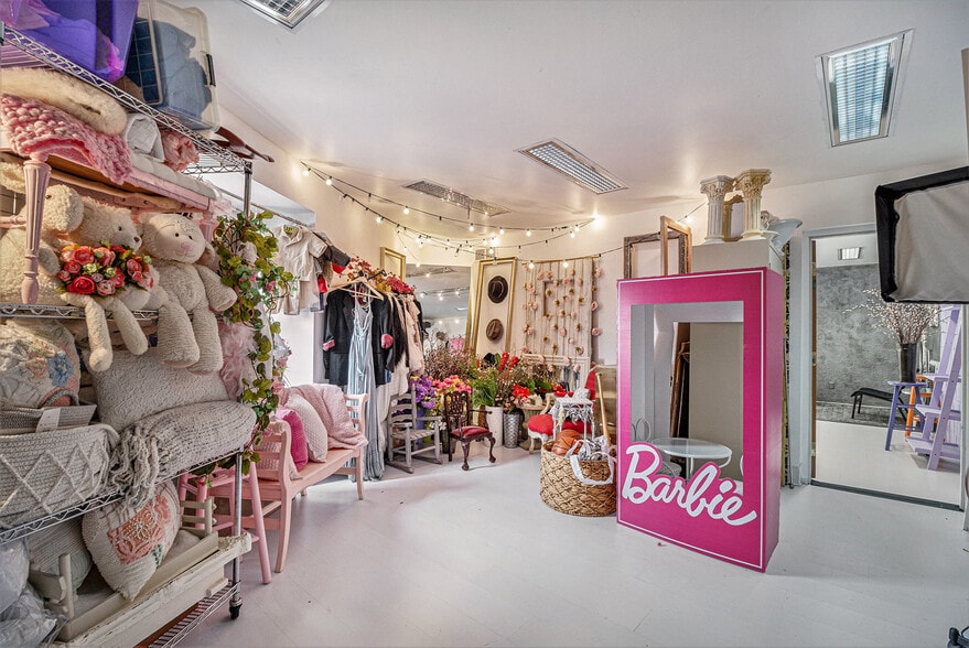 More Photos Of 33431 Grand River Ave, Farmington General Retail For Sale