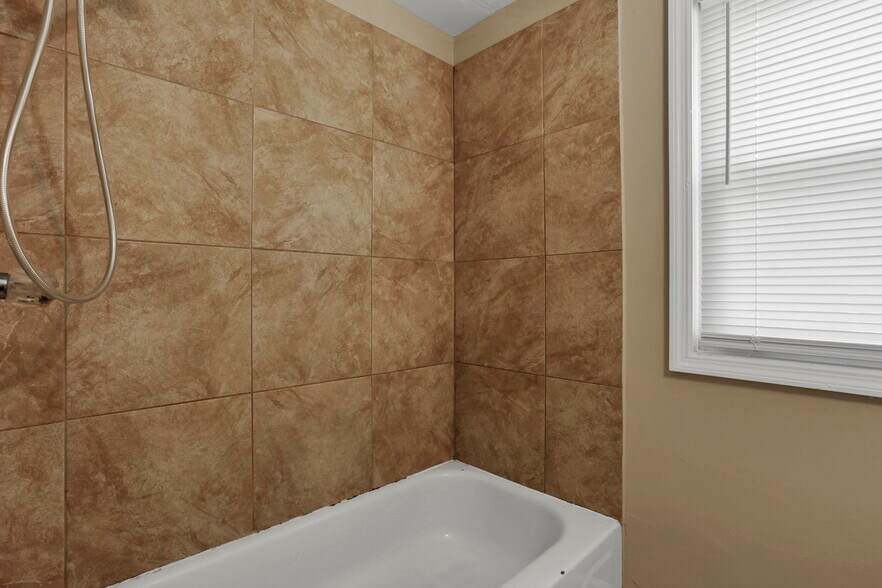 More Photos Of 1079 S James Rd, Columbus Apartments For Sale