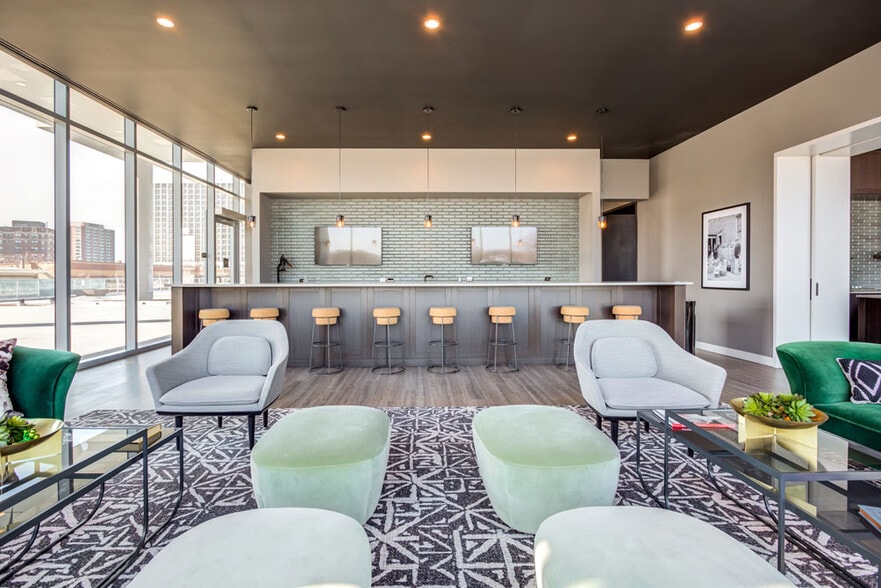 More Photos Of 811 W Agatite Ave, Chicago Apartments For Lease