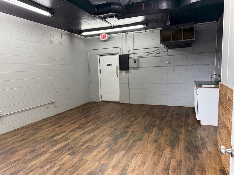 More Photos Of 7010 Doral Dr, Tobaccoville General Retail For Lease