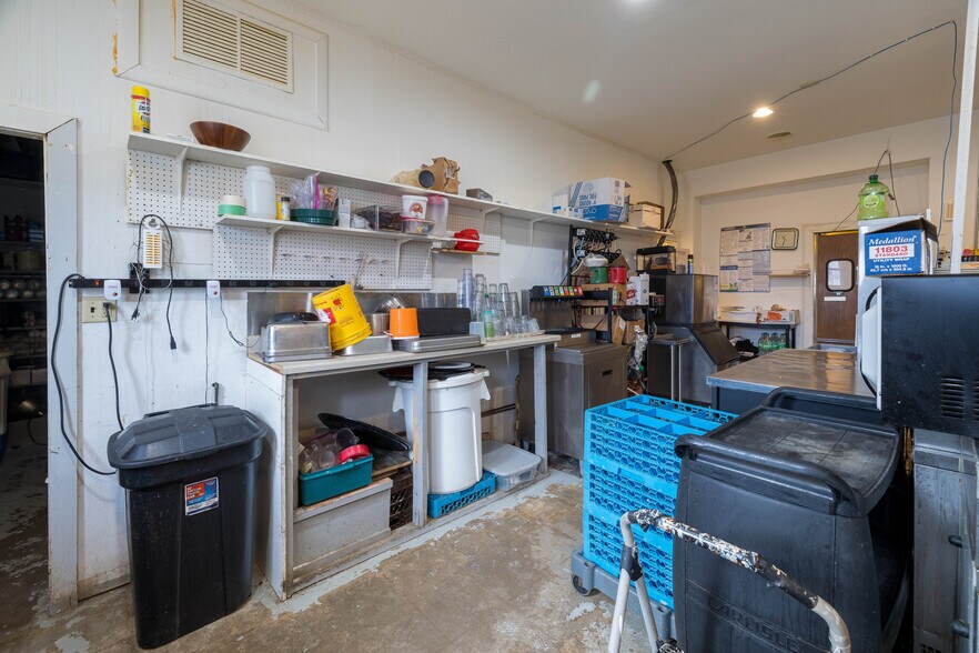 More Photos Of 111 W Union St, Goodland General Retail For Sale