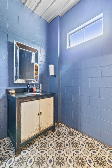 More Photos Of 764 E Seventh St, Lexington Warehouse For Sale