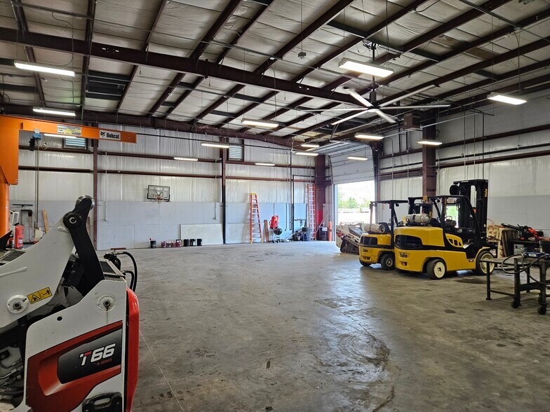 More Photos Of 320 Delaney Rd, La Marque Warehouse For Lease