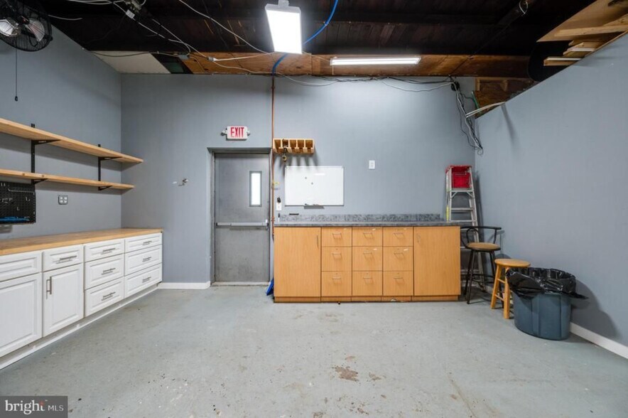 More Photos Of 519 Main St, Blandon Flex For Sale