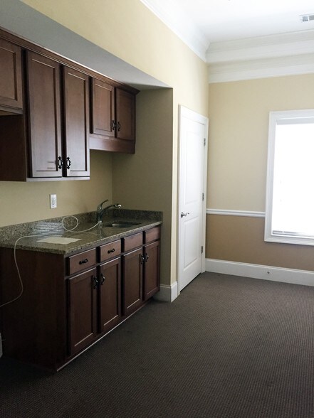 More Photos Of 1011 Woodridge Ln, Watkinsville Office For Lease