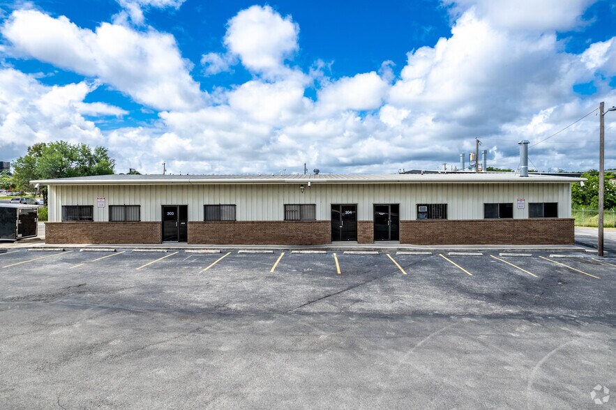 More Photos Of 11549 Old Perrin Beitel Rd, San Antonio Light Manufacturing For Lease