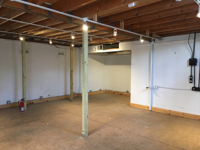 More Photos Of 649 Childs St, Wheaton Warehouse For Lease