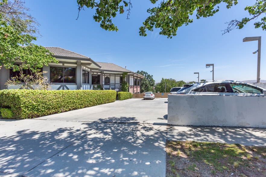 More Photos Of 23030 Lyons Ave, Santa Clarita Medical For Lease