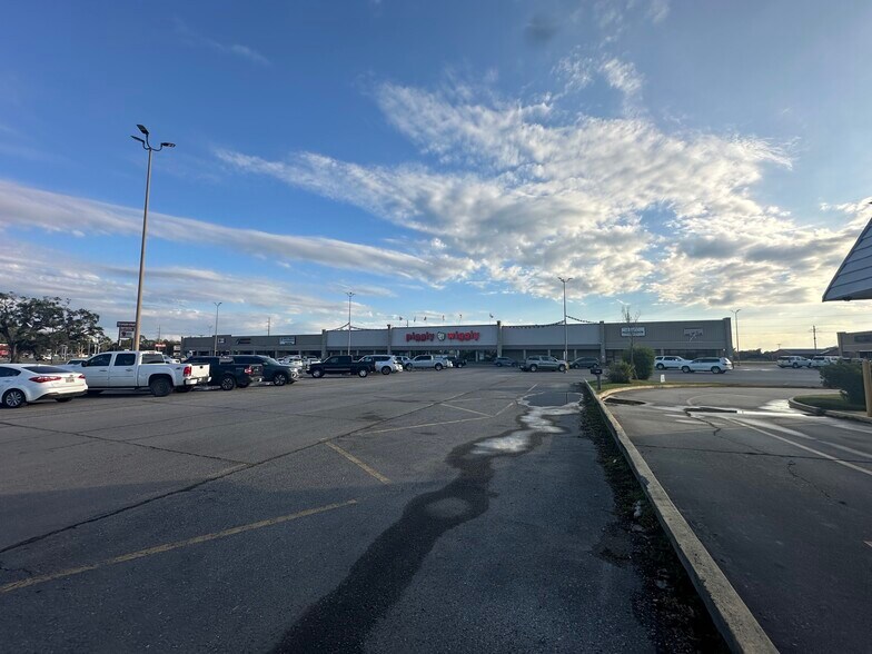More Photos Of 5505 Cameron St, Scott Unknown For Lease