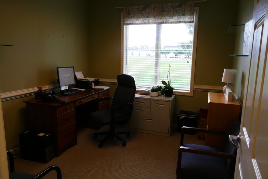 More Photos Of 142 Linden Dr, Winchester Office For Sale