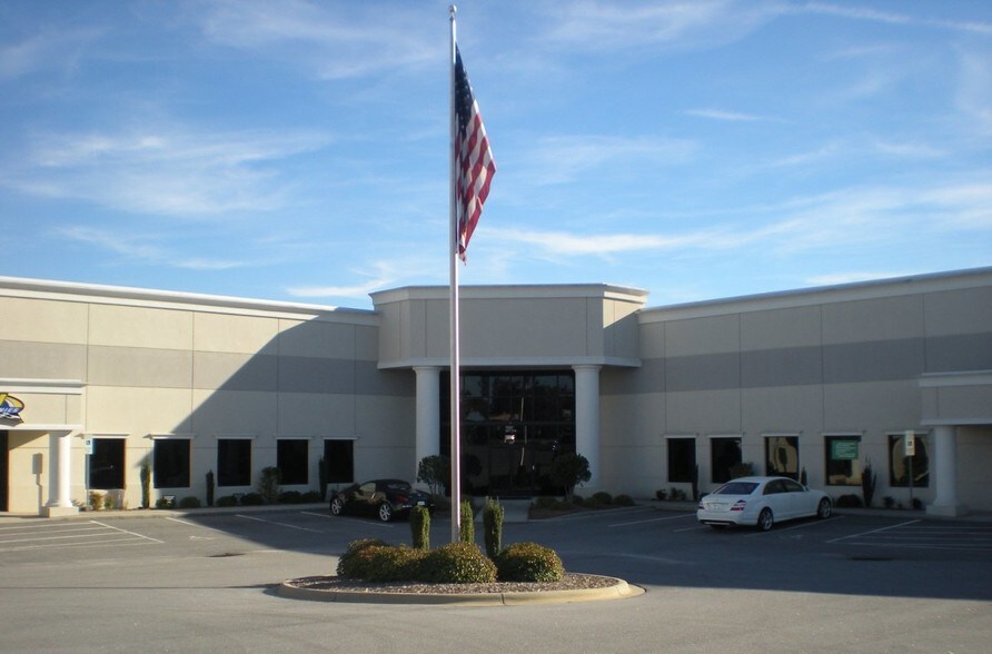 More Photos Of 179 Gasoline Aly, Mooresville Office For Sale