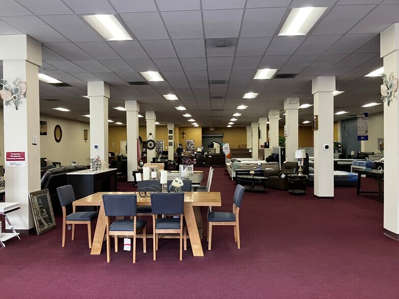 More Photos Of 1330 19th St, Bakersfield Showroom For Lease