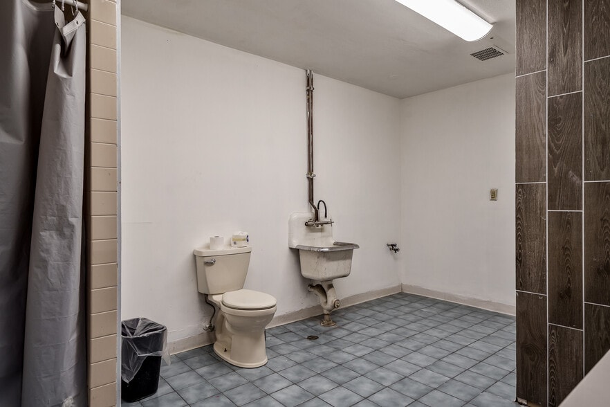 More Photos Of 208-210 Kishwaukee St, Rockford Light Distribution For Sale