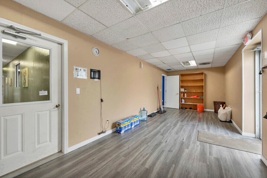 More Photos Of 1279 E Mason St, Green Bay Storefront For Sale