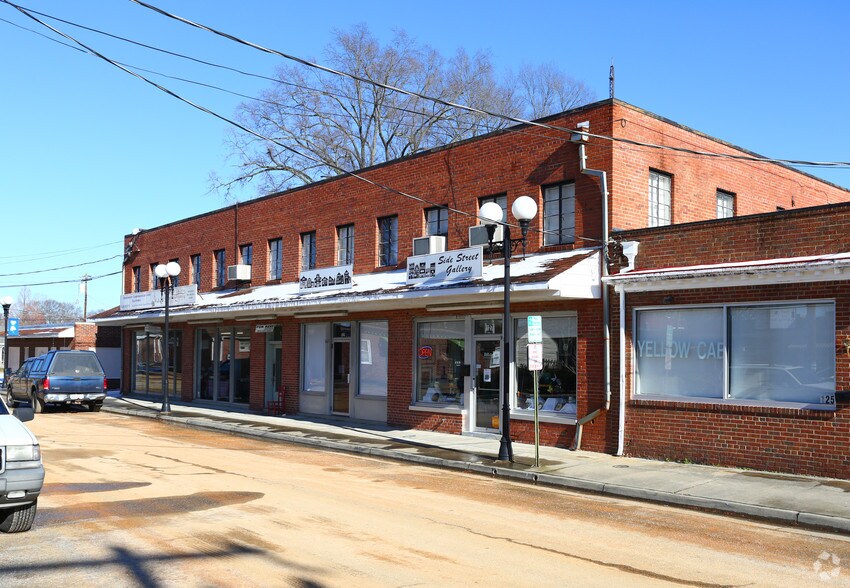 Primary Photo Of 127-135 Pickwick Ave, Colonial Heights Storefront Retail Residential For Sale