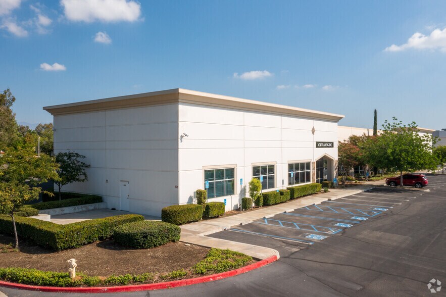 More Photos Of 7970 Cherry Ave, Fontana Showroom For Lease