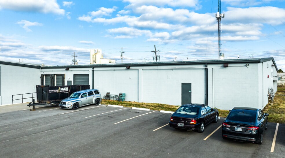 More Photos Of 8215-8257 Hedge Lane Ter, Shawnee Warehouse For Lease