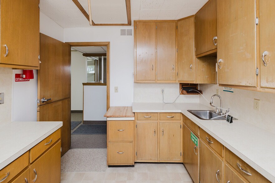 More Photos Of 506 Main St, Hollandale Office For Sale