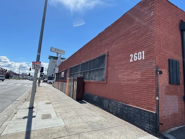 More Photos Of 2601 S Broadway, Los Angeles Warehouse For Lease