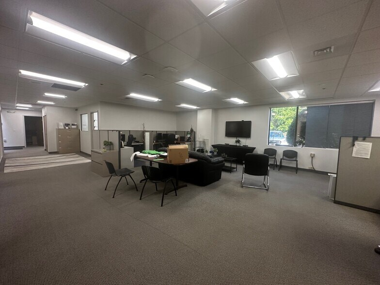 More Photos Of 362 Industrial Park Rd, Middletown Warehouse For Sale