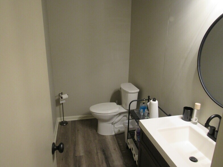 More Photos Of 127 Hemlock St, Columbus Office For Lease