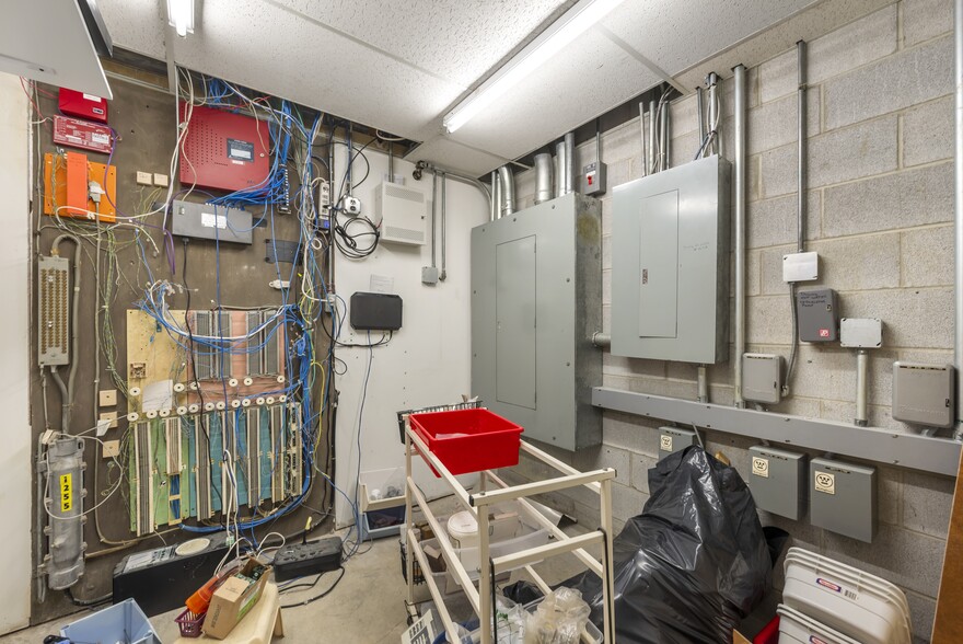 More Photos Of 1255 Engle St, Huntington Light Distribution For Sale