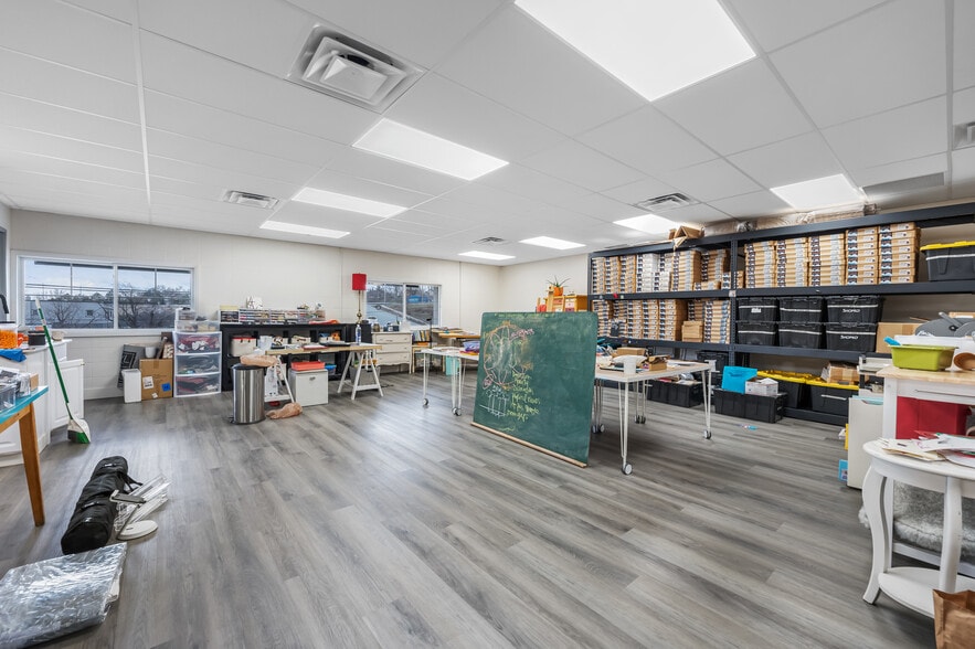 More Photos Of 104-108 W 31st St, Garden City Light Manufacturing For Sale