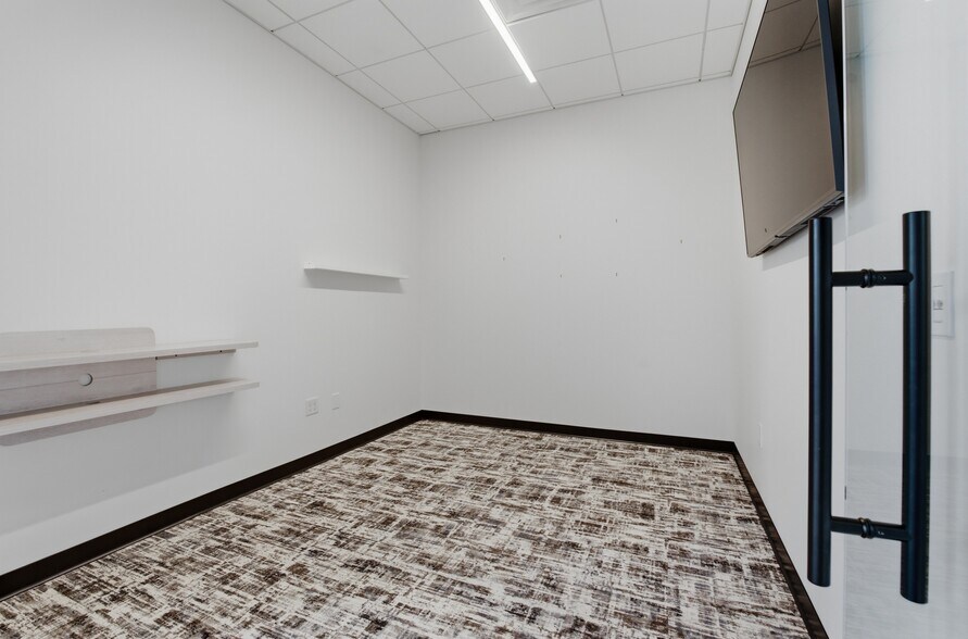 More Photos Of 6100 Robertson Ave, Nashville Storefront For Lease