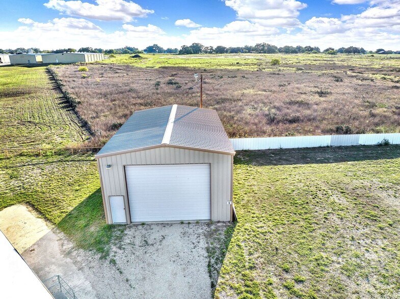 More Photos Of 389 Interstate 35 S, Devine Unknown For Lease