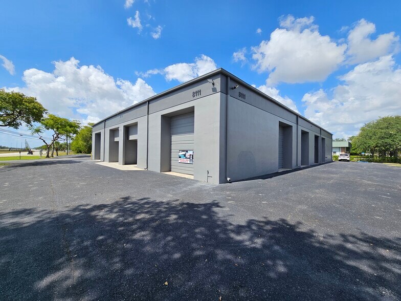 More Photos Of 8111 Garden Rd, Riviera Beach Warehouse For Lease