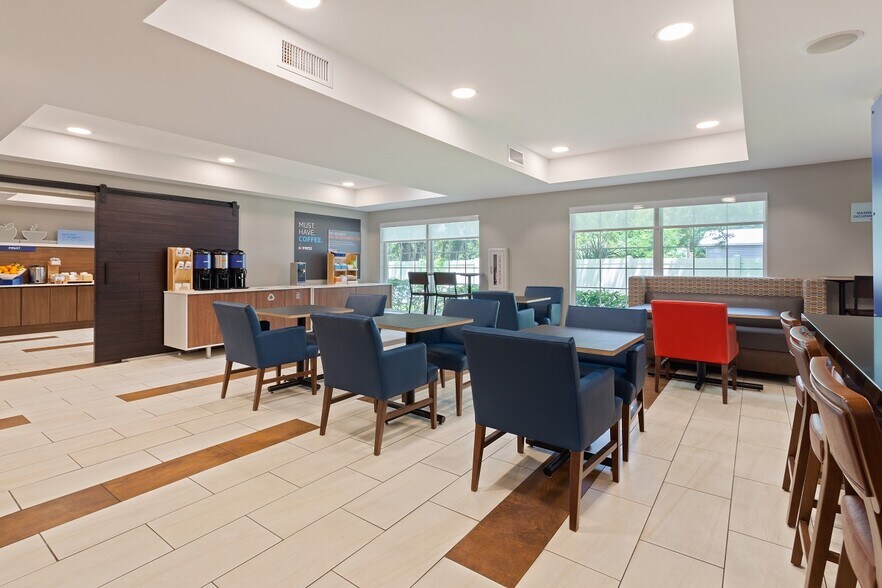 More Photos Of 53 Jefferson Rd, Jacksonville Hotel For Sale