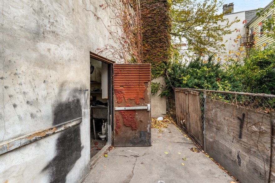 More Photos Of 646 Newark Ave, Jersey City Storefront Retail Residential For Lease